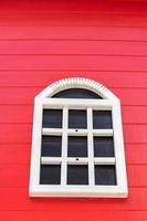 finte finestre piccole, bianche con pareti rosa. foto