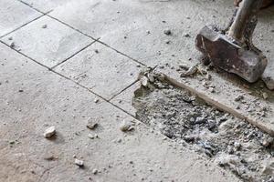 un grosso martello colpì il cemento. foto