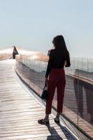 dietro le donne in piedi di giorno sul ponte. foto