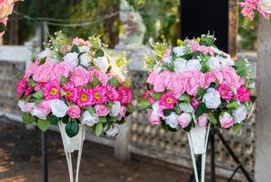 rose artificiali decorate magnificamente. foto