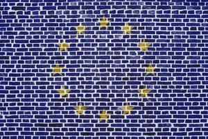 bandiera dell'unione europea dipinta su un muro di mattoni foto