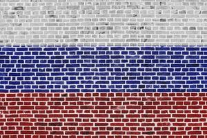 bandiera della russia dipinta su un muro di mattoni foto