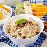 colazione sana - farina d'avena, ricotta, latte e frutta foto