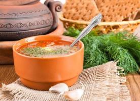 borsch, zuppa di barbabietola e cavolo con salsa di pomodoro. foto
