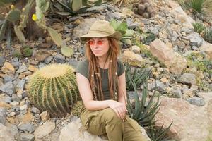 giovane viaggiatore maschio nel deserto, donna escursionista nel giardino di cactus foto