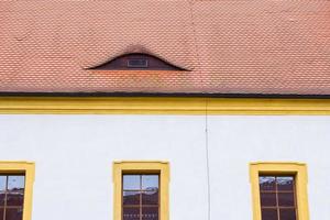 facciata di una vecchia casa tedesca con finestre in legno e pareti bianche foto