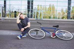 ciclista uomo in sella a una bici retrò sportiva a scatto fisso. foto