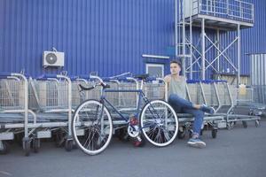 giovane, uomo a piedi con fixie bike, sfondo urbano, foto di hipster con bicicletta nei colori blu