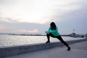 atleta della giovane donna che si allena all'aperto nella stagione fredda foto