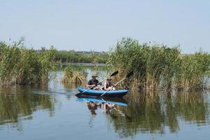 coppia di viaggiatori nuotano in kayak sul fiume foto