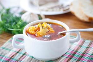 zuppa di verdure con cavolfiore e barbabietole foto