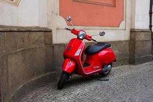 scooter d'epoca sulle strade della vecchia europa foto