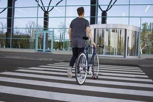 ciclista uomo in sella a una bici retrò sportiva a scatto fisso. foto