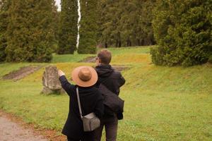 coppia di turisti che camminano divertendosi nel parco autunnale foto