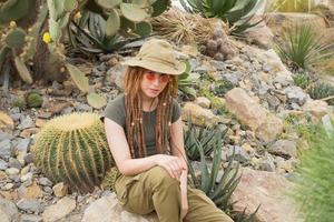 giovane viaggiatore maschio nel deserto, donna escursionista nel giardino di cactus foto