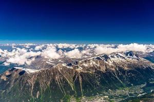 valle con villaggi tra montagne innevate chamonix, mont blan foto