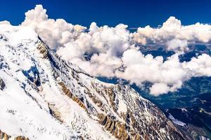 montagne innevate chamonix, monte bianco, alta savoia, alpi, francia foto