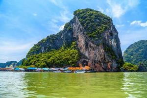 villaggio di pescatori di koh panyee sull'isola rocciosa, ko panyi, mueang pha foto