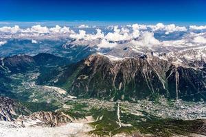 valle con villaggi tra montagne innevate chamonix, mont blanc, haute-savoie, alpi, francia foto