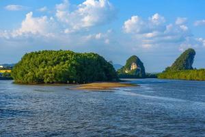 città di krabi, tailandia, golfo del fiume pak nam krabi con isola e r foto