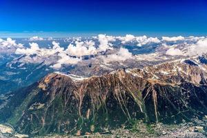 valle con villaggi tra montagne innevate chamonix, mont blanc, haute-savoie, alpi, francia foto