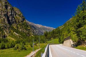 strada asfaltata nelle alpi montagne, randa, visp, wallis, vallese, swi foto