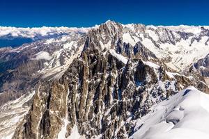 montagne innevate chamonix, monte bianco, alta savoia, alpi, francia foto