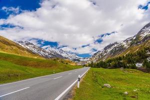 strada tra alpi innevate montagne, fluelapass, davos, grigioni foto