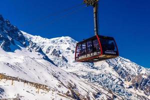 funivia in montagne innevate, chamonix, mont blanc, alta savoia, francia foto