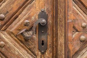 primo piano di una vecchia porta di legno vintage con mobili in metallo foto