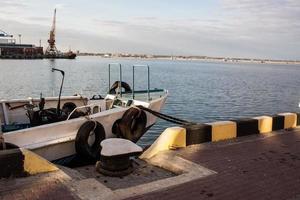 paesaggio del porto marittimo con barca da rimorchio foto