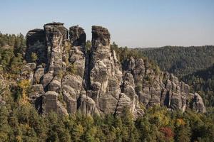 paesaggio in montagna nel parco nazionale della svizzera ceca, pineta e rocce foto