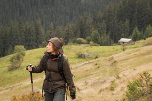 giovane donna escursionista nella foresta d'autunno foto