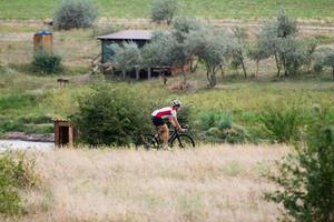 ciclista su bici da ciclocross allenamento all'aperto su strada di campagna sterrata foto