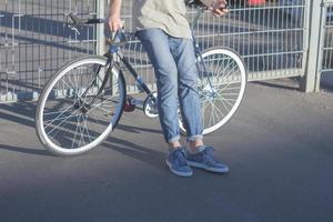 giovane, uomo a piedi con fixie bike, sfondo urbano, foto di hipster con bicicletta nei colori blu