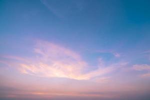 drammatica rosa e blu cielo e nuvole sfondo astratto. immagine d'arte della trama di nuvole arancioni. bel cielo al tramonto. fondo astratto del cielo di tramonto. cielo viola la sera. calma e rilassa la vita. foto