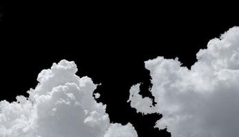 nubi cumuliformi bianche pure su sfondo nero. sfondo del paesaggio nuvoloso. soffici nuvole bianche su sfondo scuro. sensazione di cotone morbido di texture di nuvole bianche isolate su sfondo nero con spazio per la copia foto