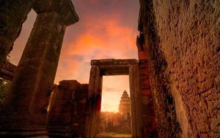 messa a fuoco selettiva sul parco storico di phimai con cielo al tramonto. punto di riferimento di nakhon ratchasima, tailandia. destinazioni di viaggio. il sito storico è antico. edificio antico. architettura classica del tempio khmer foto