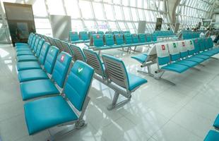 posto nella sala partenze del terminal dell'aeroporto. distanza per un posto mantenere la distanza per proteggere il coronavirus e la distanza sociale dei passeggeri per sicurezza. posto vuoto in aeroporto. crisi del business dell'aviazione foto