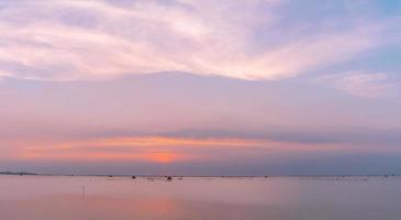 bel tramonto sul mare la sera. cielo blu e nuvole viola, arancioni e bianche. cielo drammatico e nuvole sulla spiaggia nel mare tropicale al tramonto. paesaggio marino con cielo dolce. calma e rilassati. foto