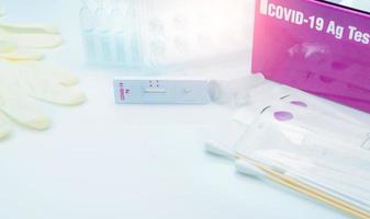 autotest antigene covid 19 per tampone nasale. kit di test dell'antigene per uso domestico per rilevare l'infezione da coronavirus. test antigenico rapido. diagnosi del virus corona. dispositivo medico per test antigene covid-19. foto