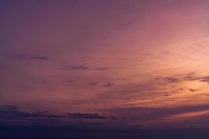 drammatico cielo al tramonto. cielo romantico. tramonto colorato. foto d'arte del cielo al tramonto. cielo al tramonto e nuvole per lo sfondo di ispirazione. sfondo della natura. concetto pacifico e tranquillo. bellezza nella natura.