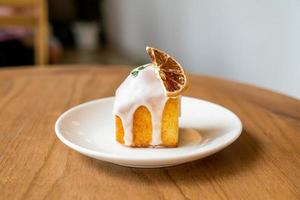 torta di libbra di limone sul piatto bianco foto