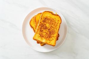 toast alla francese su piatto bianco foto