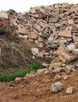 detriti di cemento con terreno, canale costiero. foto