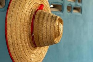 cappello in tessuto di bambù su un muro di cemento blu. foto