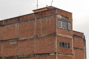 edificio d'angolo, vecchio muro di mattoni. foto