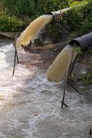 l'acqua scorre dalla fogna al canale. foto