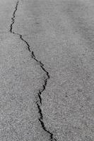 la curva lineare di cracking dell'asfalto di superficie. foto