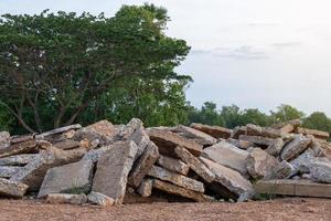 mucchi di detriti di cemento vicino ad alberi rurali. foto